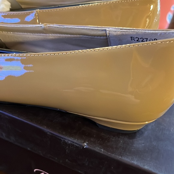 (150)NWT ladies tan flats by Rose Petals/Walking Cradles. Size 6 1/2 medium. - Picture 7 of 9